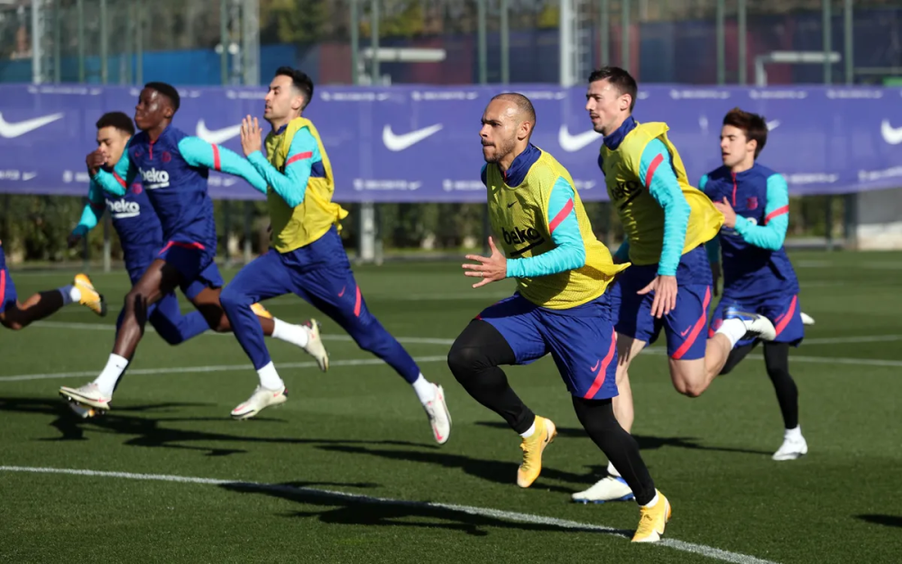 关于塞维利亚训练开放日；赛后官宣签约引欢呼；国王杯在即；资深球员宣示担当的信息