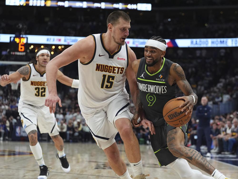 包含刚刚！集结日明尼苏达森林狼手感冰凉斯图加特手感冰凉备战全明星赛，关键时刻尼斯远射贴柱的词条